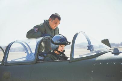 　　海军航空大学飞行教官带教海军首批舰载机女飞行学员（3月6日摄）。 新华社发（陈超 摄）