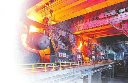 攀钢钒提钒炼钢厂冶炼作业区钒转炉兑铁作业。