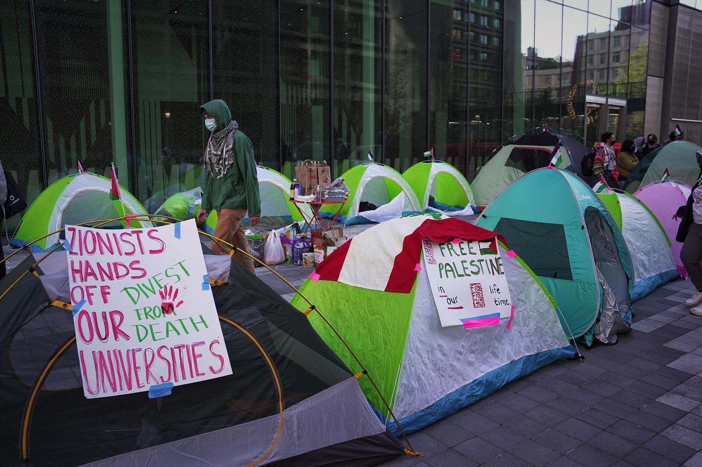当地时间2024年4月26日，纽约大学在鲍尔森中心附近搭建反战示威的帐篷营地。