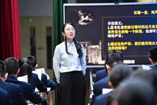 论坛研讨课现场，教师李仪婷正在进行初中语文研讨课《石壕吏》。北京师范大学供图