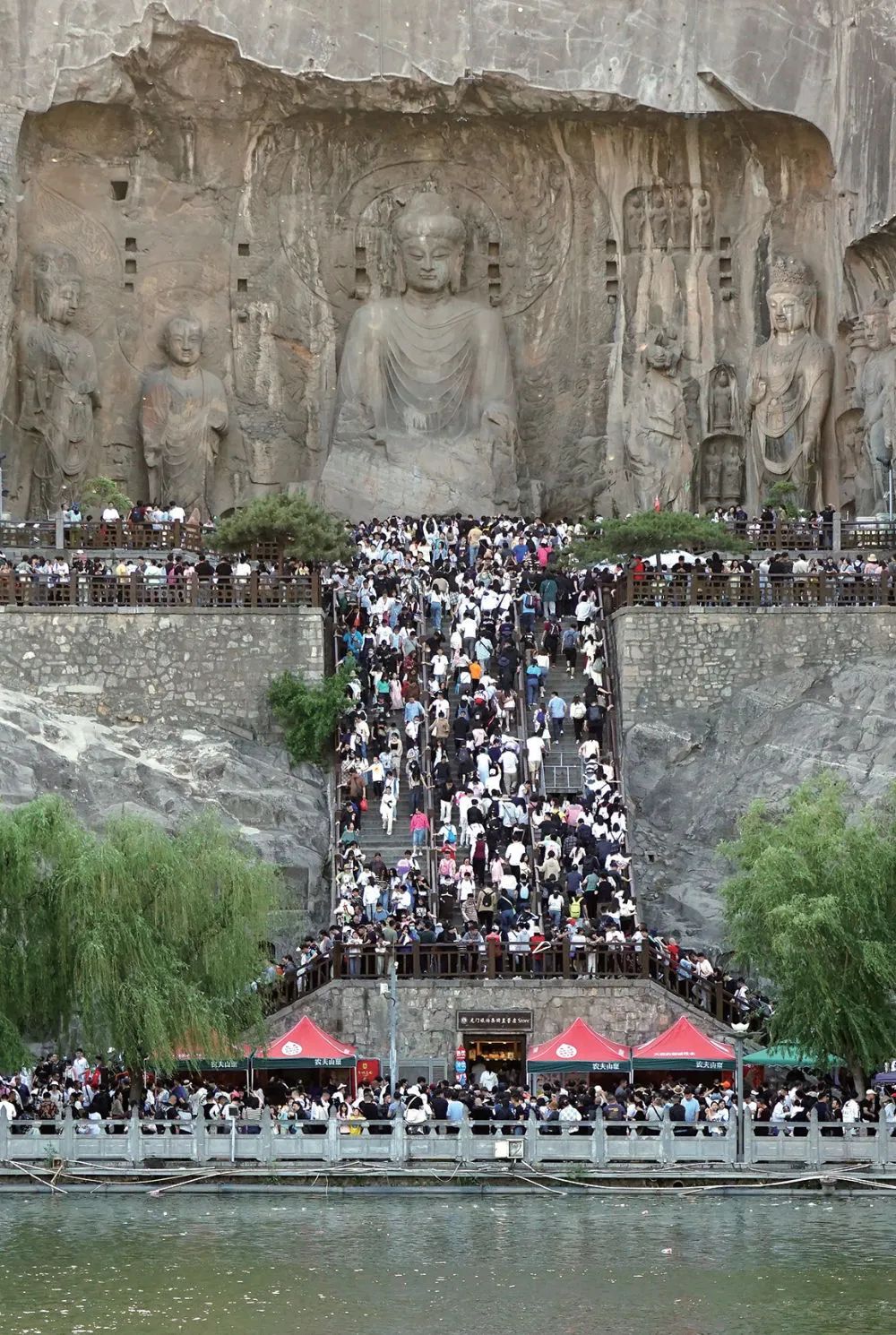 2023年4月30日，游客在河南洛阳龙门石窟景区游览（侯俊/摄）