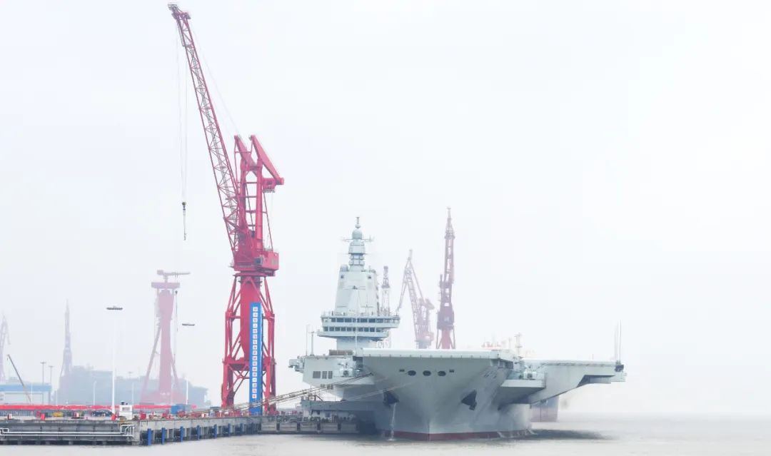 这是首航前靠泊在码头的福建舰（4月30日摄）。新华社记者 黎云 摄