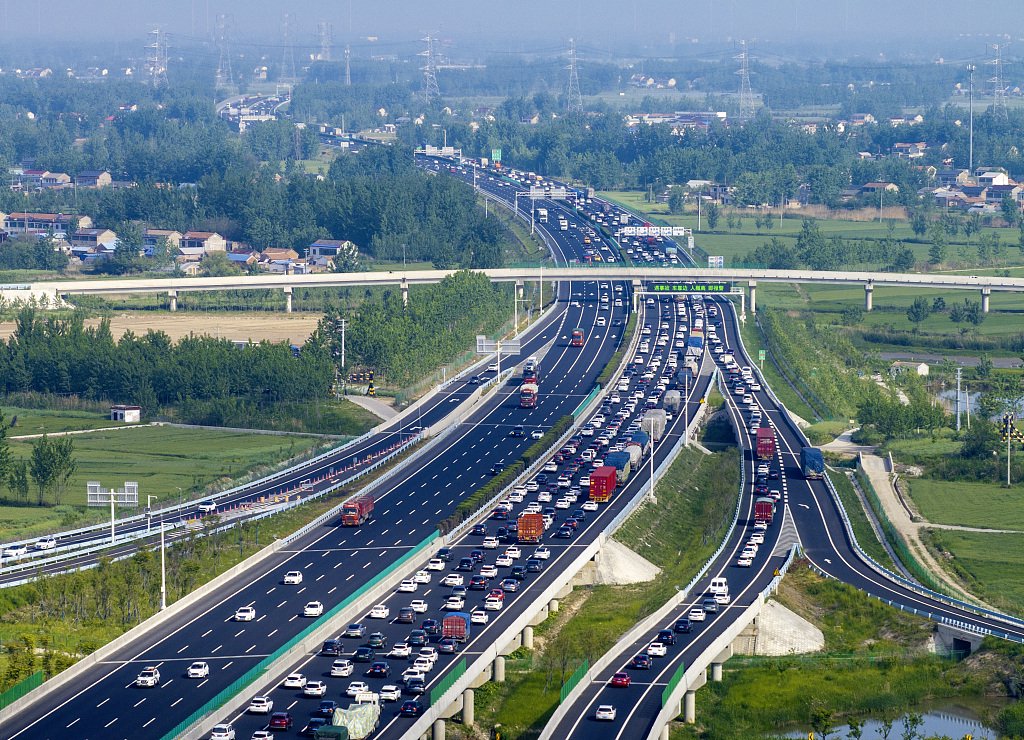 预计明日部分出城道路交通流量仍将高位运行,通往景区道路车辆持续