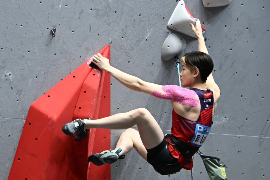 中国选手骆知鹭获得2024年国际攀联攀岩世界杯（吴江站）女子难度赛亚军