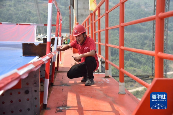 　　4月28日，“纳晴T15标”主管技术员王恩旭正在进行设备调试。新华社记者骆飞 摄