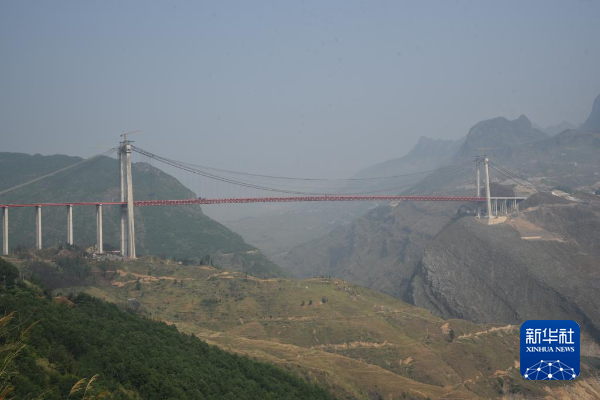 图为在建的牂牁江大桥。新华社记者骆飞 摄