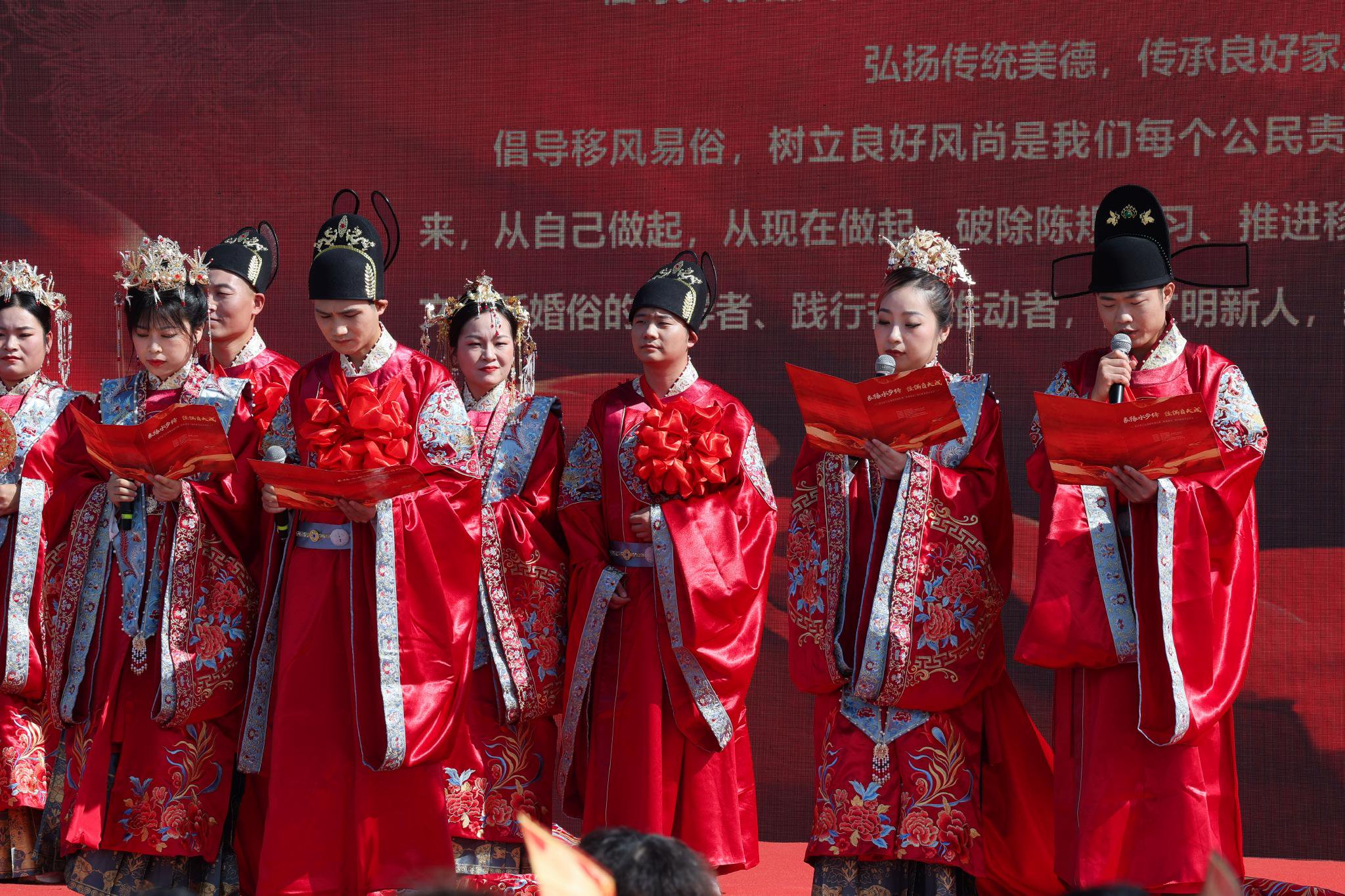 2023年11月3日，浙江杭州，参加集体婚礼的新人们宣读《婚俗改革倡议书》，发出推进移风易俗、婚俗改革的倡议。  新华社 图