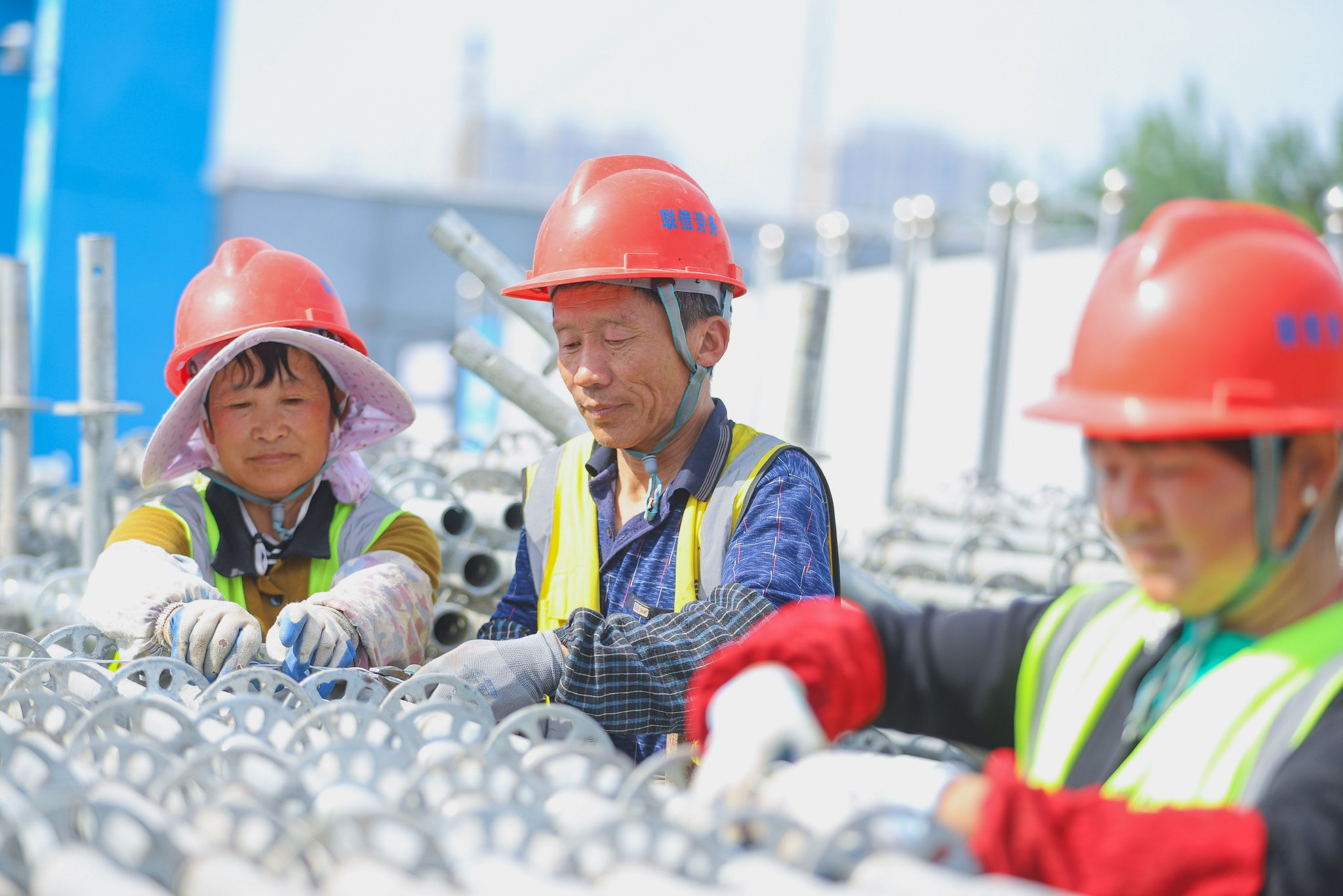 5月1日，在青岛市李沧区楼山创忆空间（二期）项目施工现场，工人对架子进行固定作业。张鹰 摄