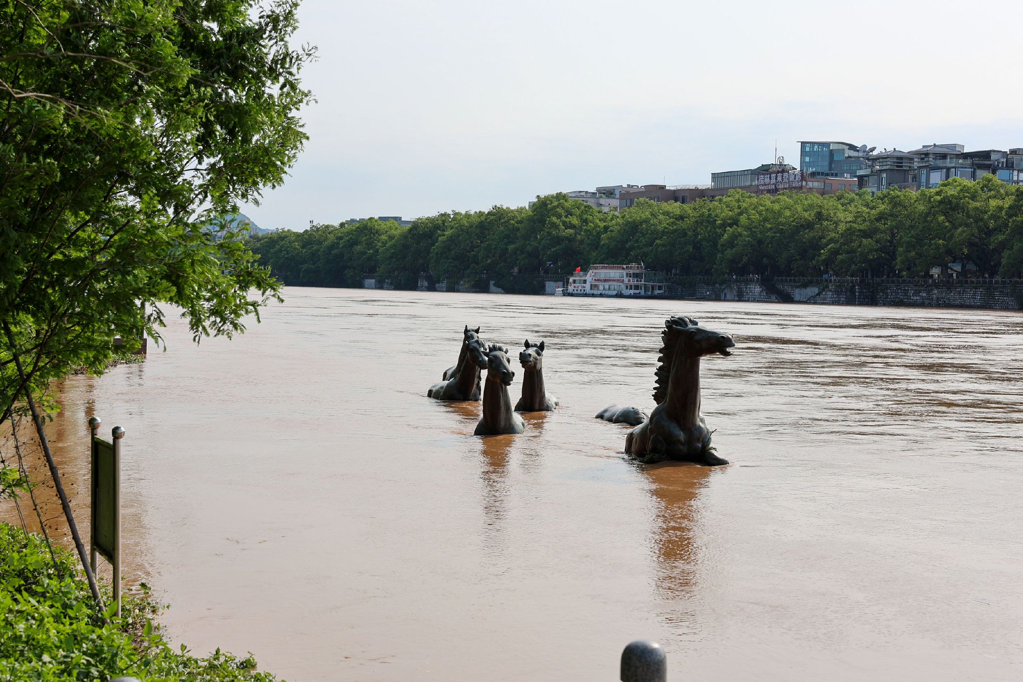 2024年4月30日，广西桂林市漓江洪水上涨，象鼻山景区部分被淹。  视觉中国 图