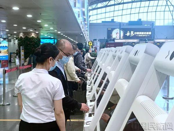 首都机场服务人员为旅客提供贴心服务，助力旅客顺畅出行。（本文图片均由记者张丰蘩拍摄）