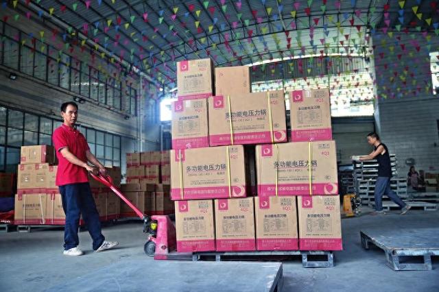在多丽电器仓库，物流装卸工莫师傅根据客户订单装运货品