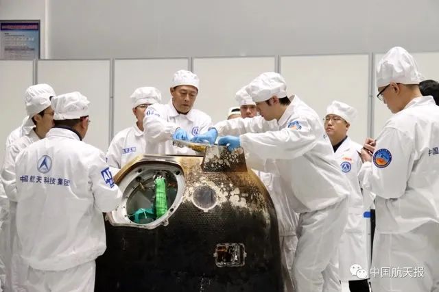 图2：从嫦娥五号返回舱取出样品（图源：中国航天报）