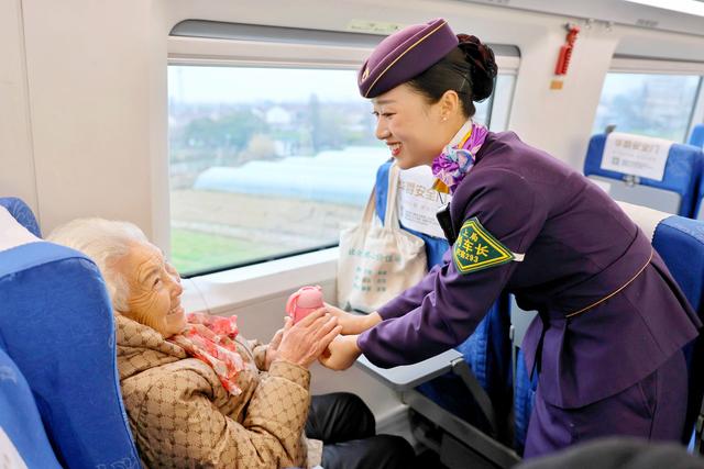 杭州客运段列车乘务员热情服务重点旅客。 周围 图