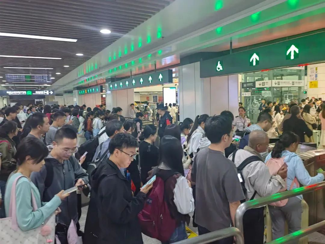 轨道交通重庆西站，工作人员引导乘客快速进站