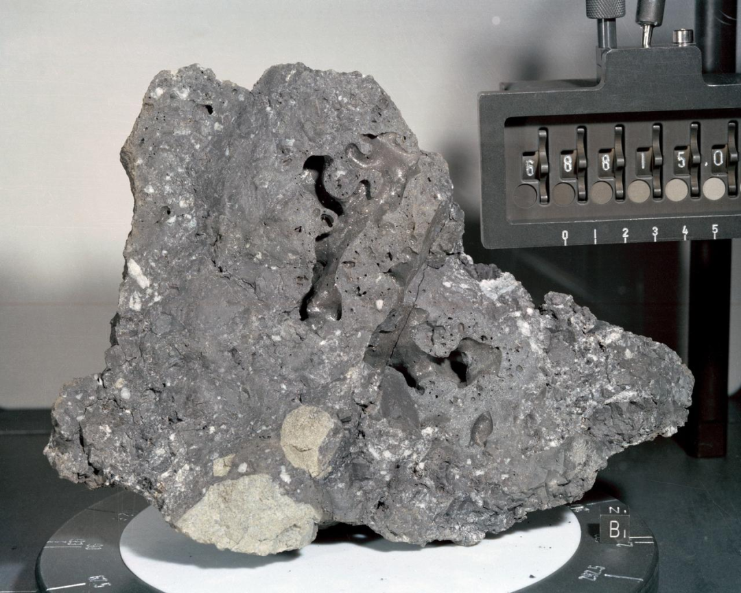 图7：NASA提供的月岩和月壤样本（图源：NASA）
