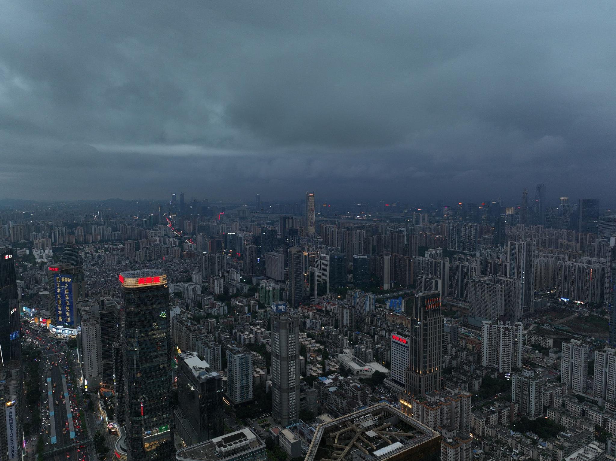 2024年4月30日，广东省广州市迎来雷雨天气。  视觉中国 图