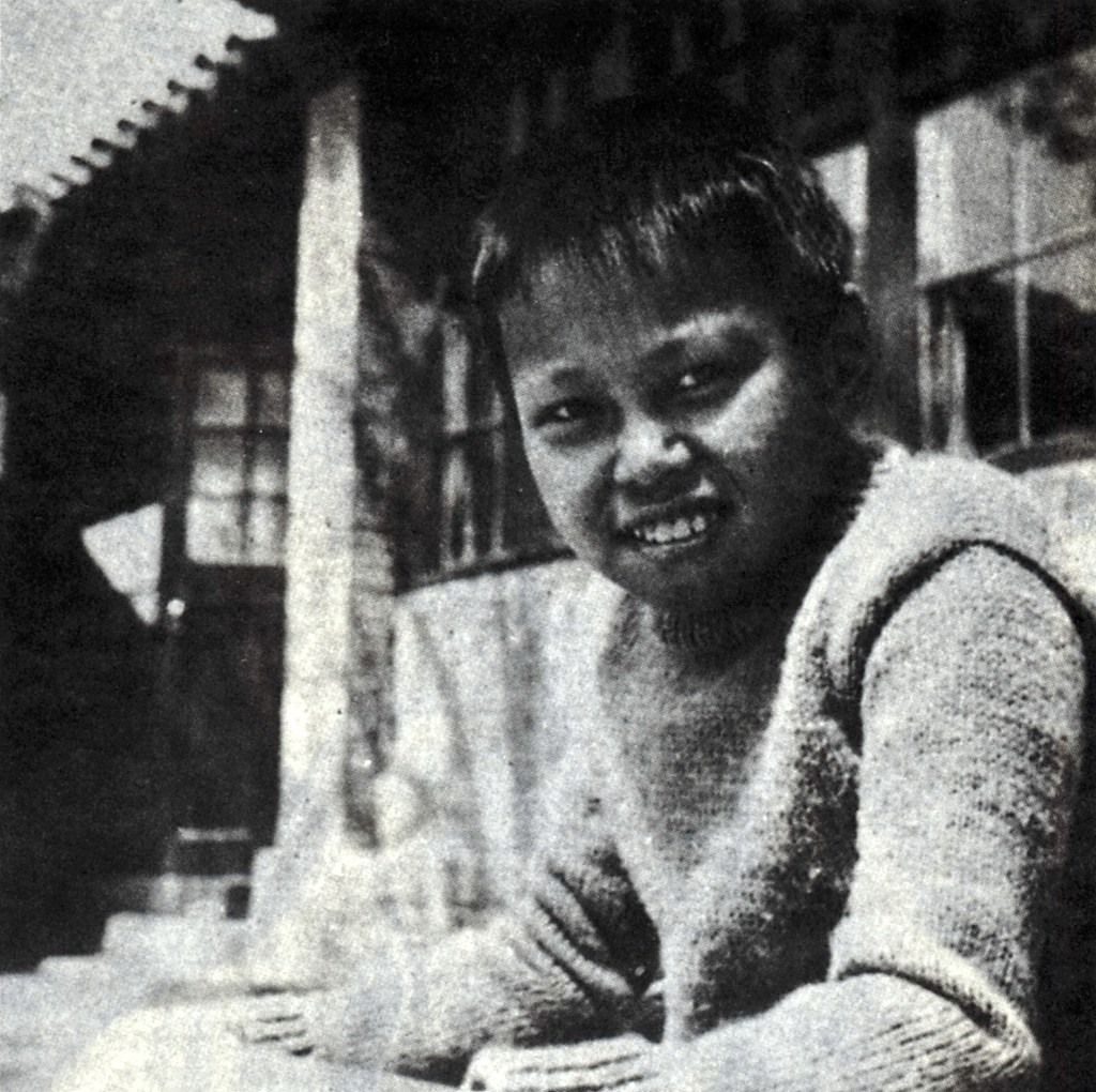 1935年，杨振宁在清华园西院十一号院中留影。