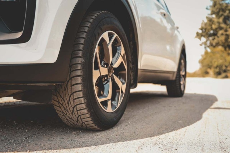 汽车轮胎磨损会产生微小颗粒，污染空气和水。