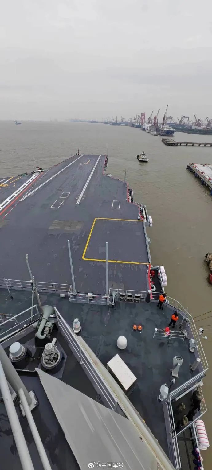 △ 5月1日上午，海军福建舰驶离上海江南造船厂码头，赴相关海域开展首次航行试验