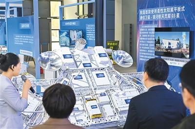 4月26日，工作人员在中关村展示中心常设展上介绍柔性太阳翼平板式通讯卫星。新华社记者 李 鑫摄