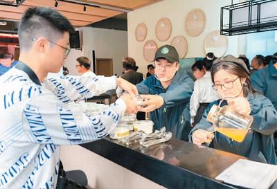 在杭州市临安区龙岗镇相见村，工作人员在相见茶事服务中心提供茶饮品。受访者供图
