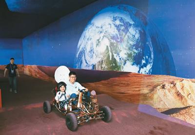 4月27日，观众在北京科幻嘉年华现场体验“星球科考车”驾驶。新华社记者 任 超摄