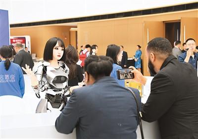 4月25日，人们在中关村国际创新中心咨询台拍摄仿生人形机器人。新华社记者 任 超摄