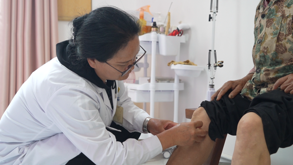 △4月22日，张智娟在村卫生室为前来就诊的群众开展针灸治疗。新华社 段宏运 摄