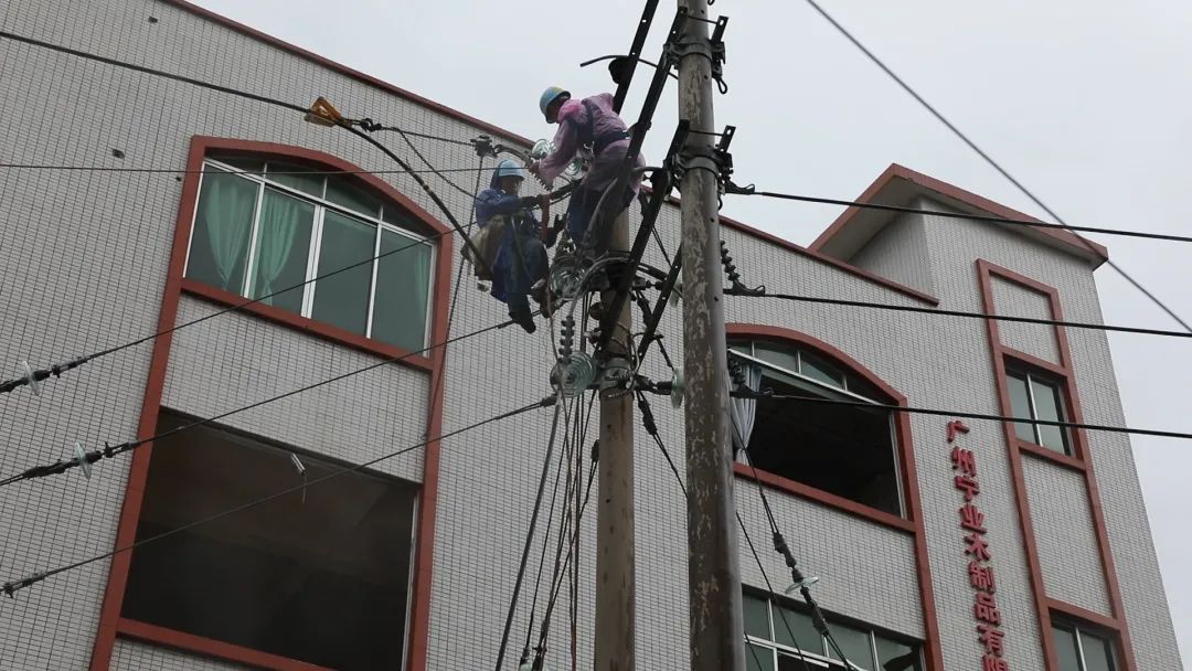 广州供电局抢修人员连续奋战在白云区钟落潭镇抢修一线。