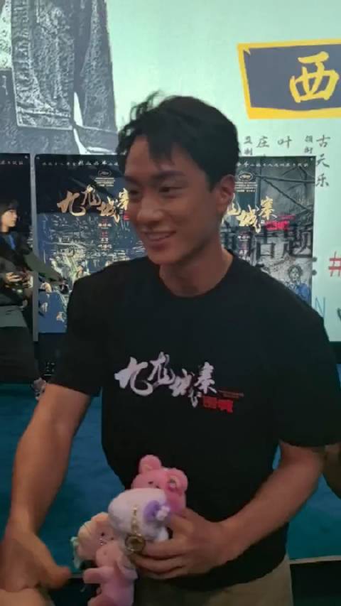 九龙西安路演,刘俊谦本人好帅,太喜欢信一这个角色了|围城_新浪新闻