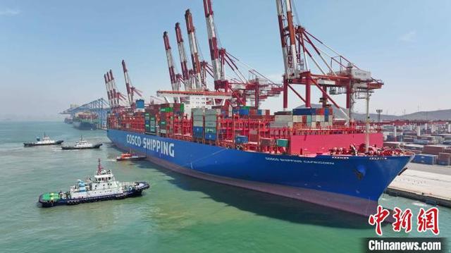 5月1日，一艘满载货物的巨轮缓缓靠泊山东港口青岛港码头。(无人机照片)薛景文 摄