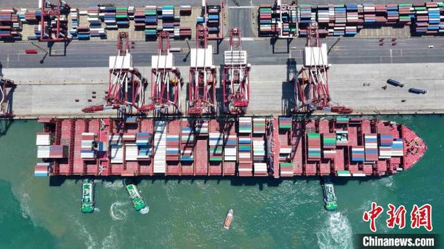 5月1日，一艘巨轮在山东港口青岛港完成靠泊等待卸船。(无人机照片)薛景文 摄