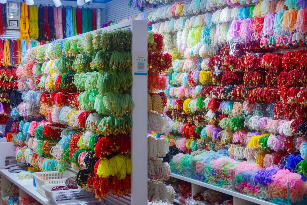 国际商贸城店铺里，可以见到各式网红手串；摄影/毛诺静