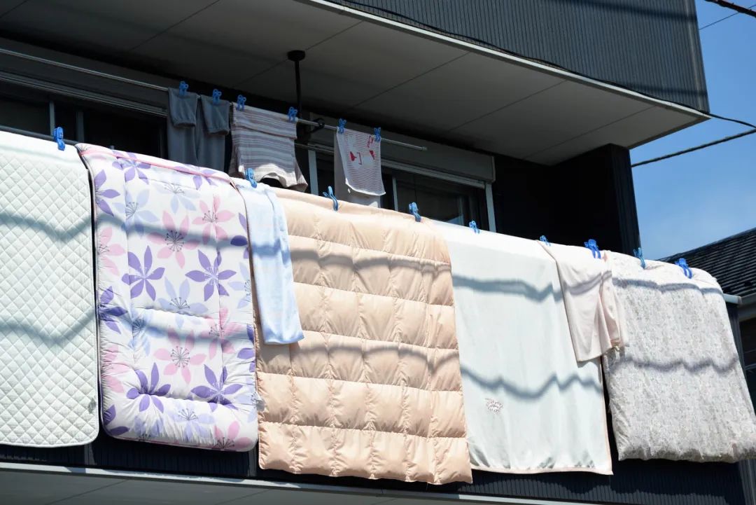 和羽绒被褥不要在日光下暴晒,只要在阳台等通风处晾一小时就可以了