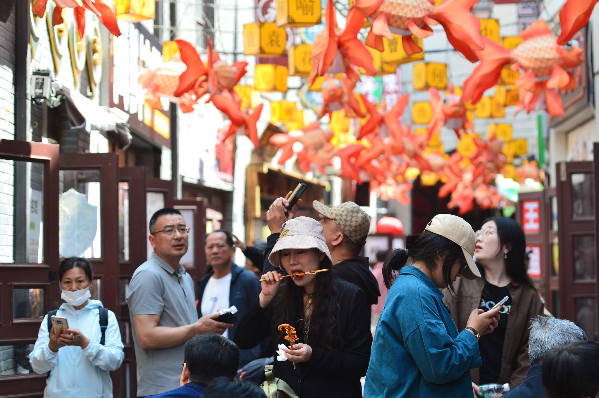 5月2日，游客在青岛市市南历史文化街区百年劈柴院美食街游玩。王海滨 摄