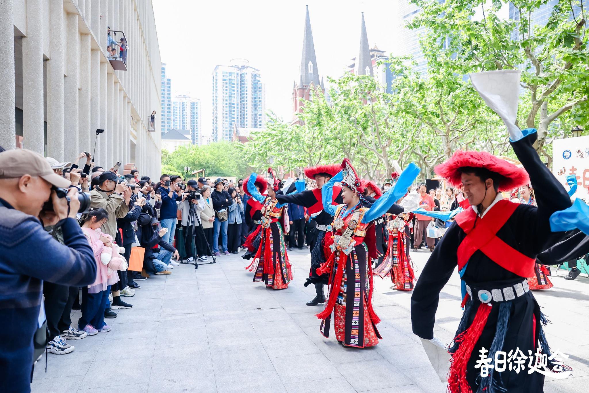 徐家汇书院前的西藏歌舞表演