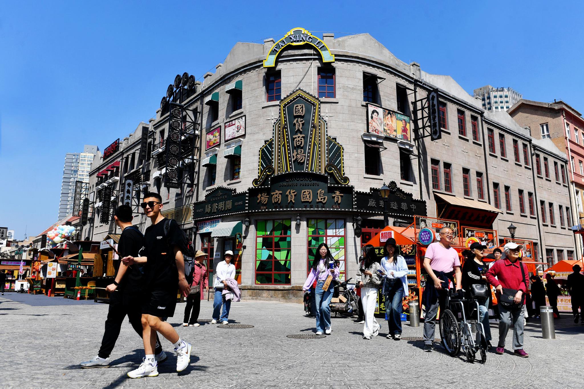 5月2日，游客在青岛市市南历史文化街区游玩打卡。王海滨 摄