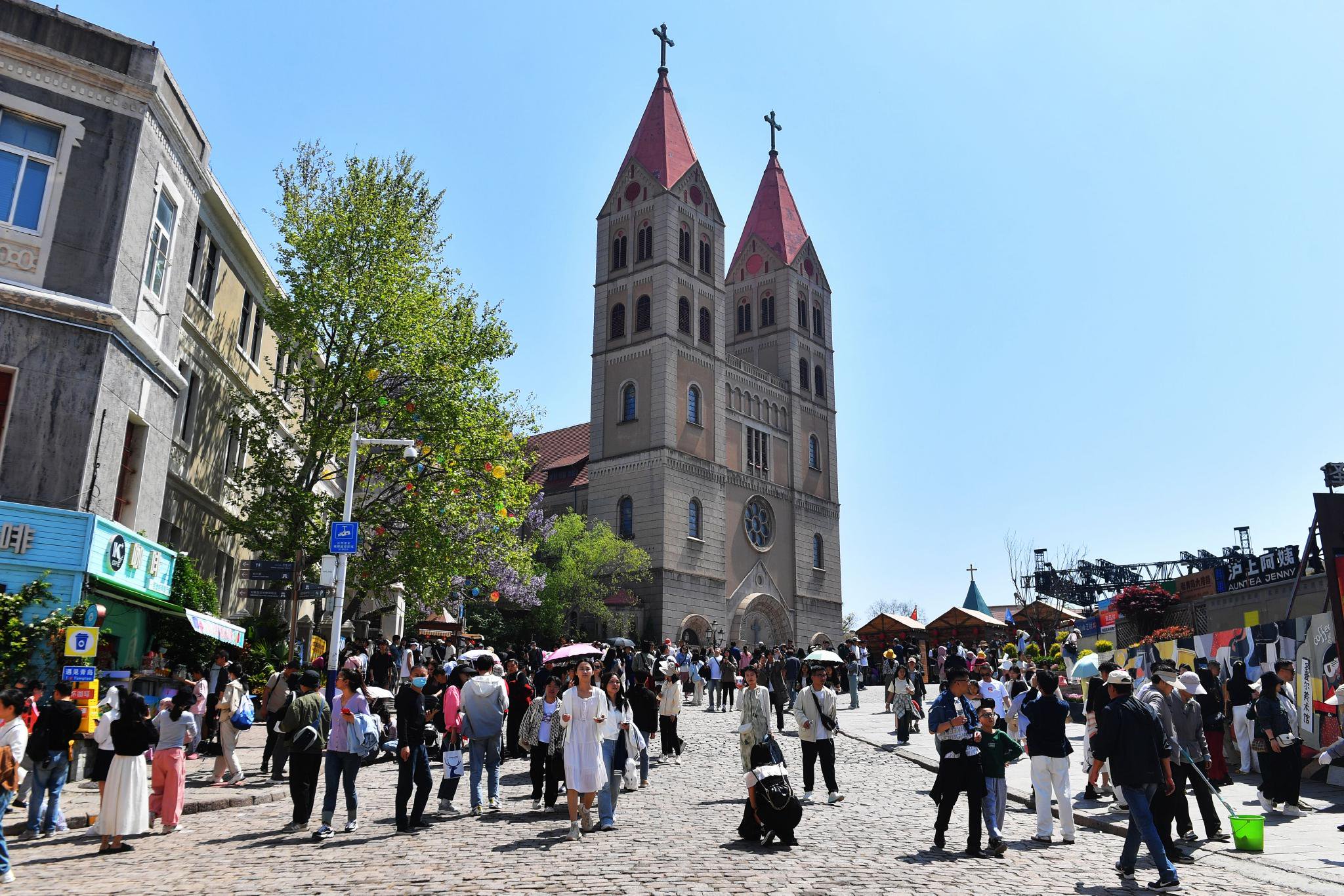 5月2日，众多游客在青岛市市南历史文化街区百年教堂前游玩。王海滨 摄