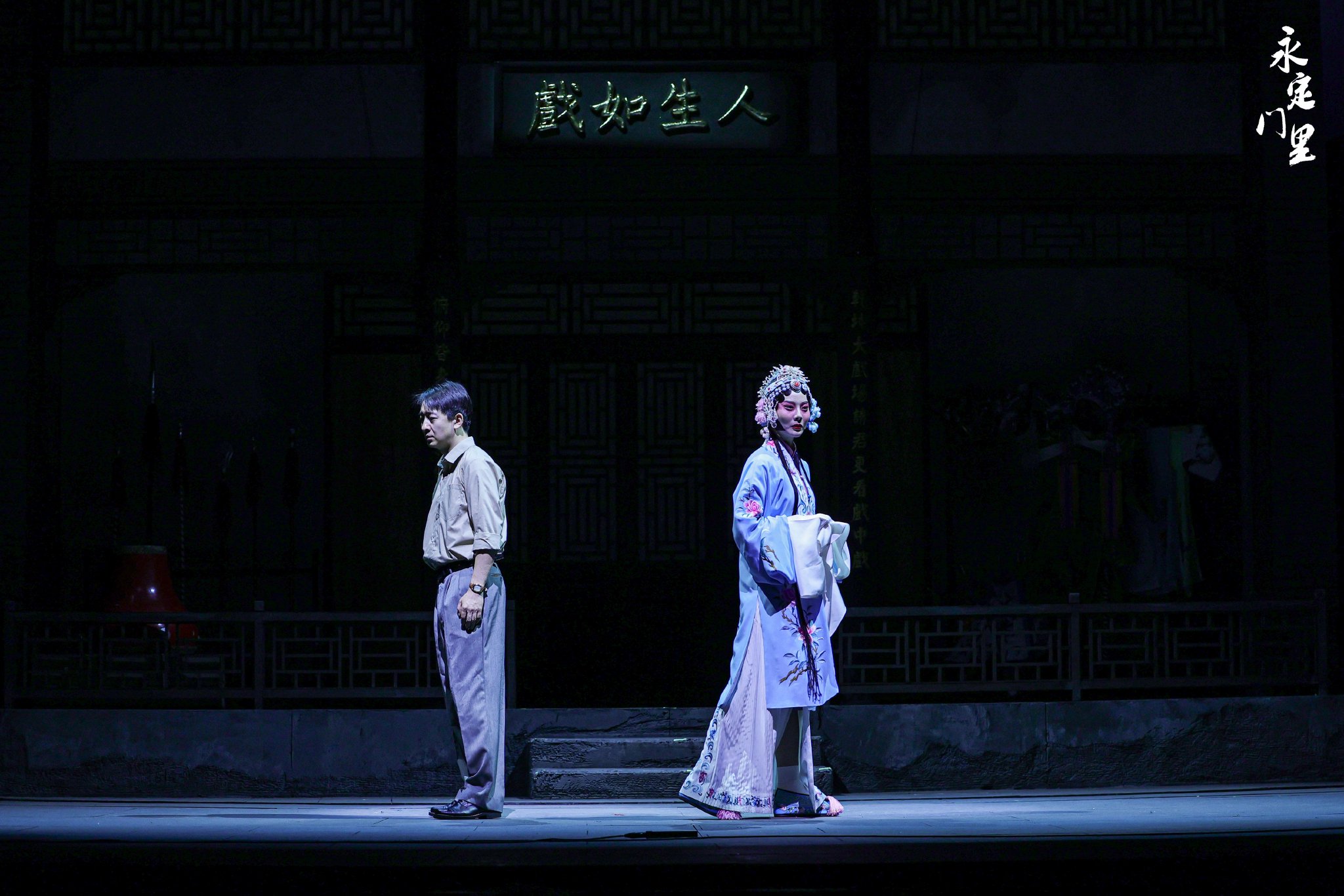 剧照  苗驰（左）饰演冯静波，原雨饰演言雪艳。