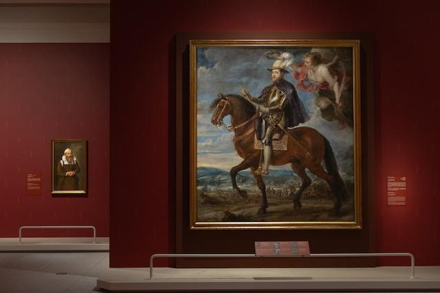 浦东美术馆“光辉时代：普拉多博物馆中的西班牙往事”展览现场，图为鲁本斯《马背上的费利佩二世》