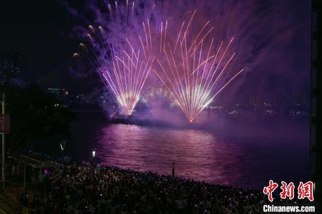 5月1日晚，香港首场定期海上烟火表演在尖东海滨举行。中新社记者 陈永诺摄