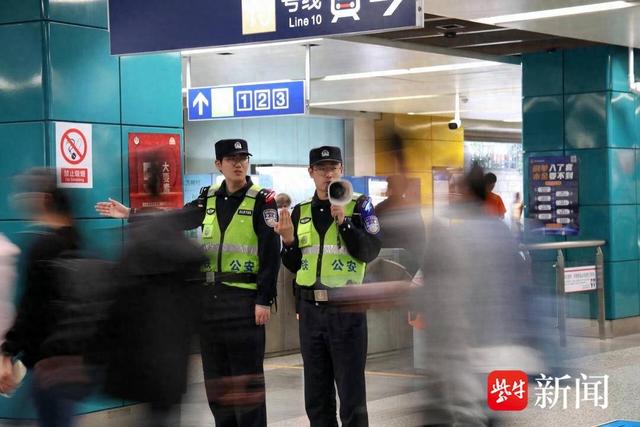 图为南京警方节日执勤中