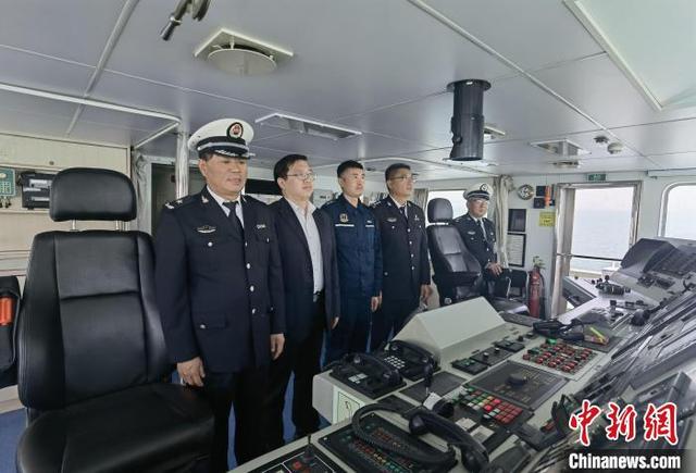 5月1日，海警、海事工作人员在现场巡视山东青岛海洋伏季休渔海上情况。孙锦旺 摄