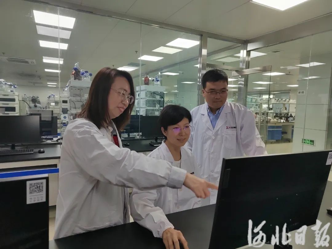 4月25日，在高效液相色谱仪实验室，研发人员进行业务研讨。河北日报记者马彦铭摄