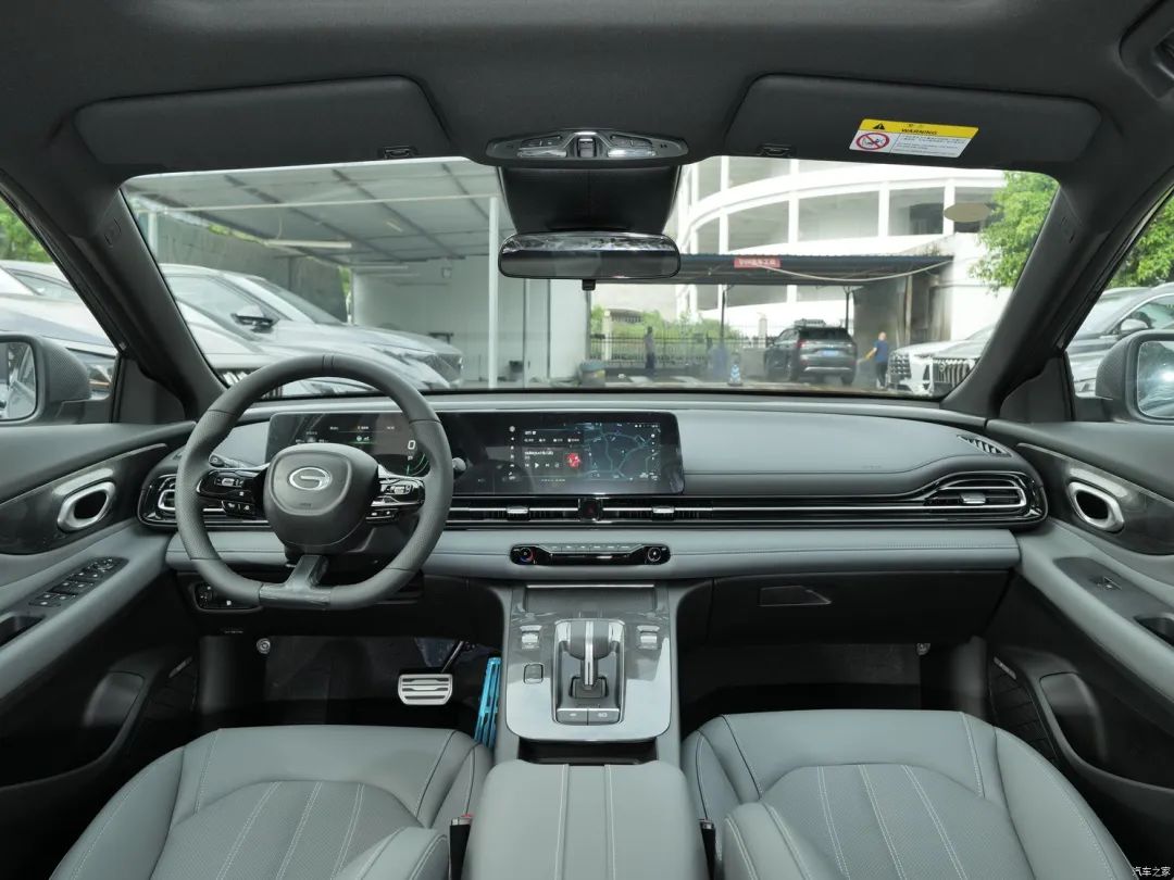 『影豹r pro版』尾部造型更显宽大,新车采用分体式尾灯,狭长的灯组