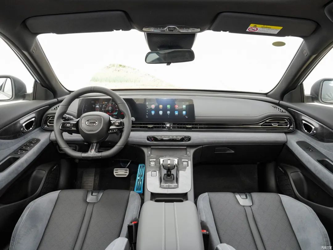 车身尺寸方面,新车长宽高分别为4700(4753)/1850/14