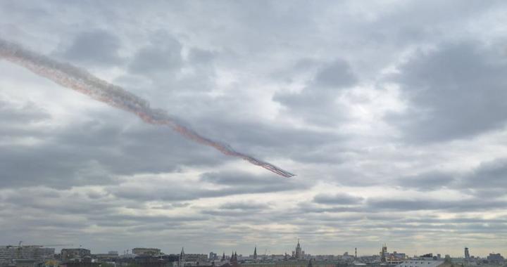 俄媒：胜利日空中阅兵彩排在莫斯科举行，战机编队拉出俄罗斯国旗颜色彩烟