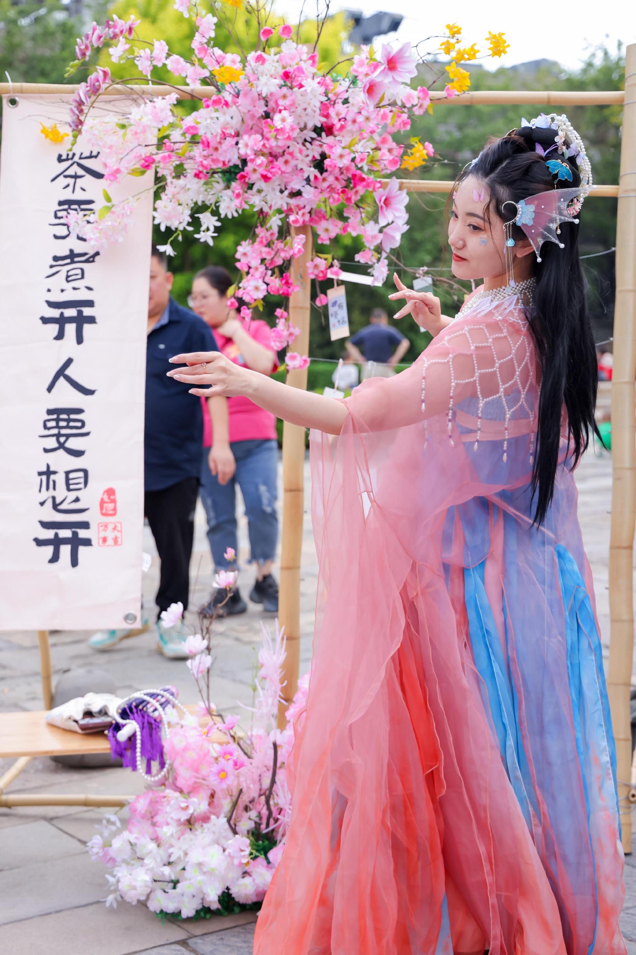 精心打造的国风美陈,将传统元素与现代设计巧妙融合,让您在每一步的