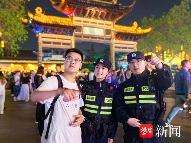 图为南京警方节日执勤中