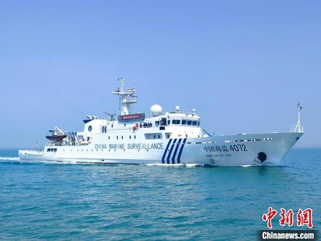 5月1日，海监船艇在山东青岛参与海洋伏季休渔联合执法巡航行动。孙锦旺 摄